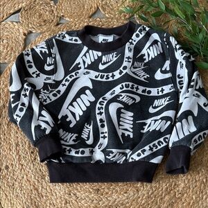 NIKE 3T Boxy Relaxed Crew Sweatshirt.